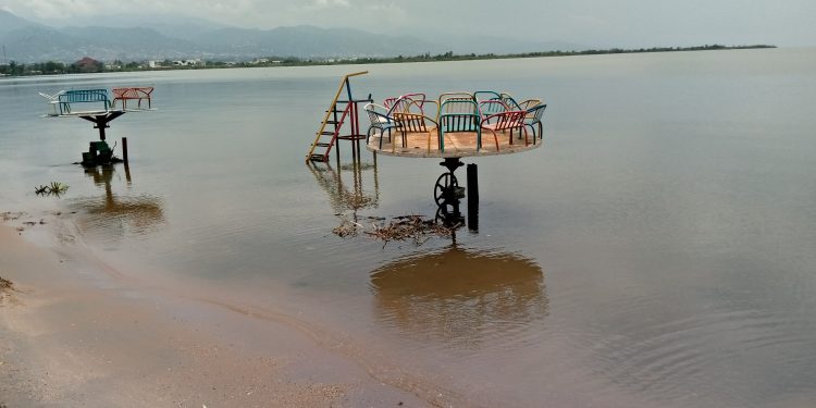 Le lac Tanganyika déborde : Phénomène étrange mais normal