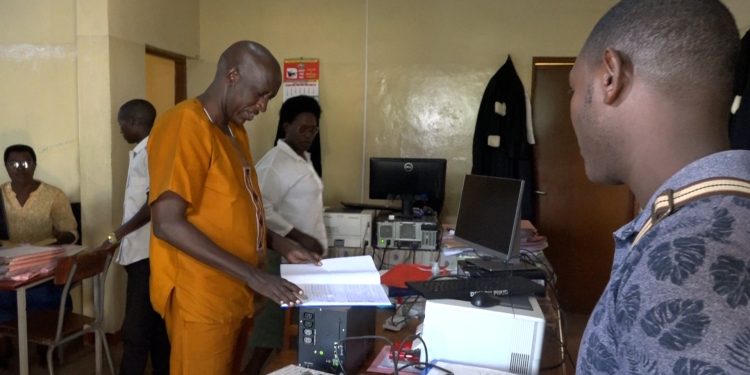 Le ministère de la fonction publique regrette les retards et l’absentéisme au service