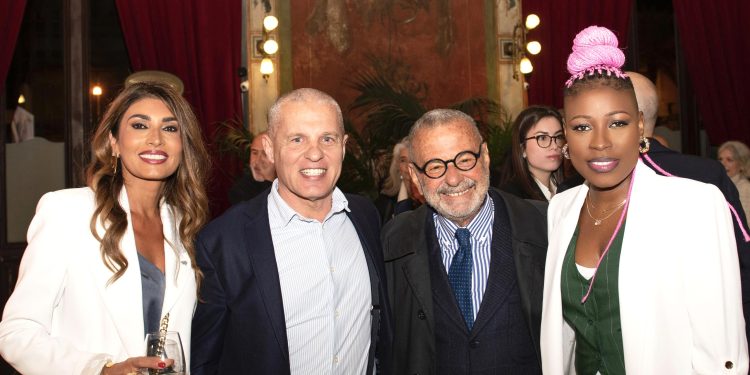 Umuririmvyikazi Natacha ivyo kuja kuramutsa abana vyavuyemwo ikindi gikorwa