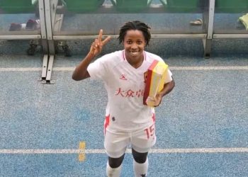 Sandrine Niyonkuru abandanya aduze ibendera ry’igihugu c’Uburundi mu makungu 