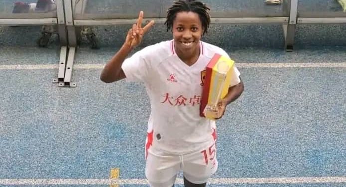 Sandrine Niyonkuru abandanya aduze ibendera ry’igihugu c’Uburundi mu makungu