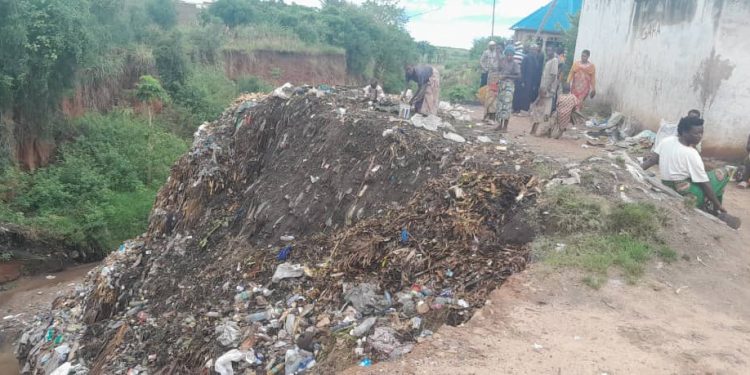 Kanyosha: Haribonekeza imyanda hafi y’amazu no mu bibanza bitandukanye