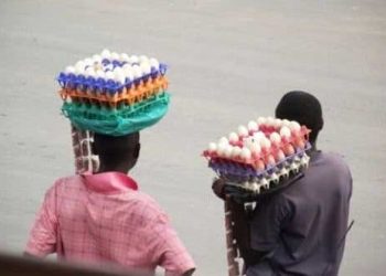 Survivre dans les rues de Bujumbura : Le combat quotidien des enfants vendeurs d’arachides