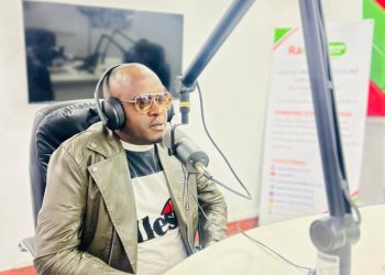 Gufatanya kuririmba no gukina amareresi arabimenyereye