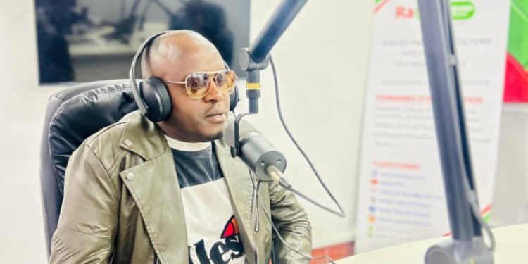 Gufatanya kuririmba no gukina amareresi arabimenyereye