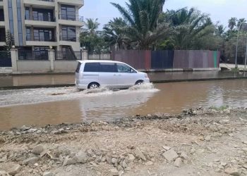 Ibidengeri vy’amazi biri kw’ibarabara avenue de la plage biriko birateza uruhombo abarikoresha mu kwihunguruza