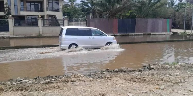 Ibidengeri vy’amazi biri kw’ibarabara avenue de la plage biriko birateza uruhombo abarikoresha mu kwihunguruza