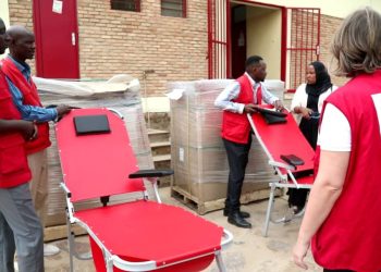 La Croix-Rouge renforce le CNTS avec un don de 100 lits pour les donneurs de sang