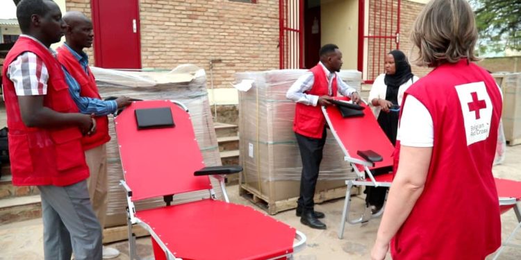 La Croix-Rouge renforce le CNTS avec un don de 100 lits pour les donneurs de sang