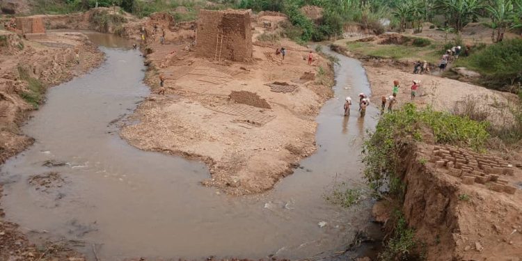 Quand l’argile coûte l’enfance et l’environnement