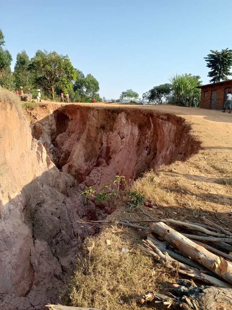 Murambi : la route s’effondre, les habitants abandonnent