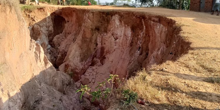 Murambi : la route s’effondre, les habitants abandonnent