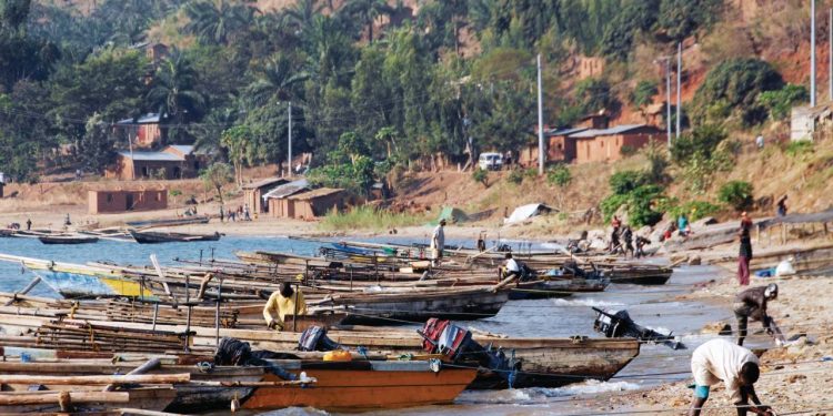 Haribonekeza abana baheba amashure bagiye mu mwuga wo kuroba