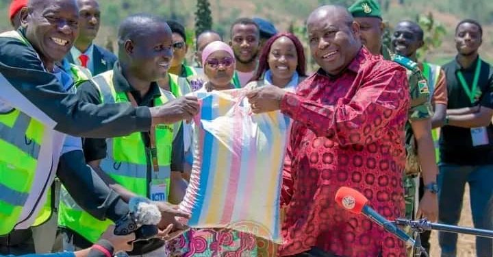 Buhumuza: Umukuru w’igihugu yaraye agendeye abarimyi b’ikibonobono