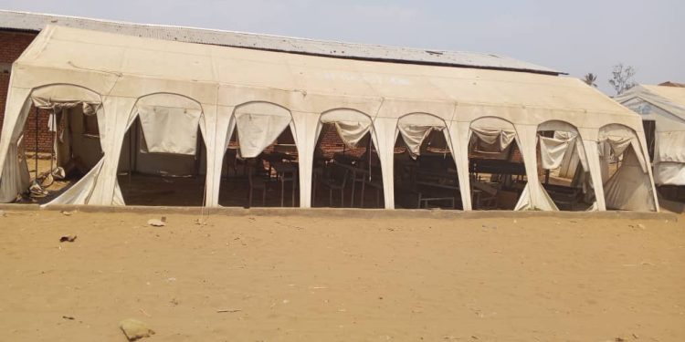 Gatumba : des centaines d’élèves risquent de reprendre les cours sans classes ni bancs