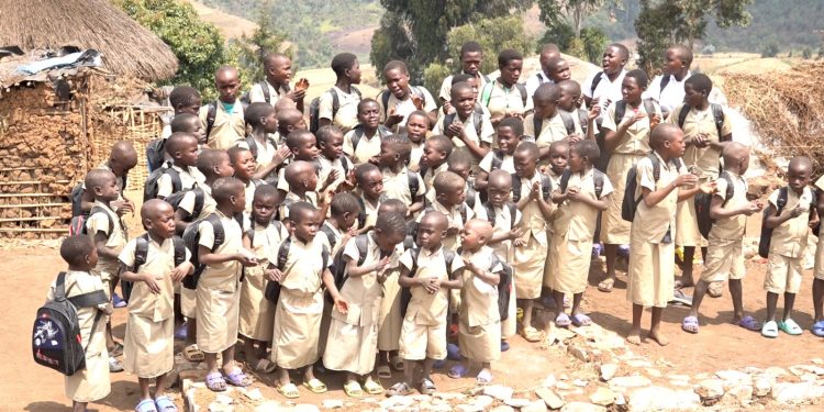 Bujumbura/Mukike : Du matériel scolaire pour encourager les enfants Batwa