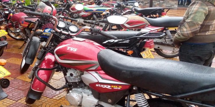 À Ngozi, la circulation 24h/24 des taxis-motos soulage les conducteurs mais reste freinée par la pénurie d’essence