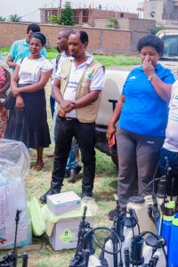 Au milieu ,Evariste Bukeyeneza, président de l’organisation Action et Humanisme