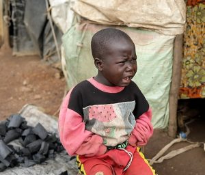 Ciza Jean-Marie, un garçon de 7 ans, pleurant abondamment au camp de Gisagara à la tombée de la pluie.