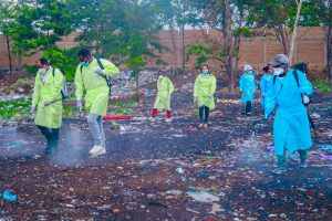 Des agents communautaires en cours de pulvérisation au dépotoir de Buterere