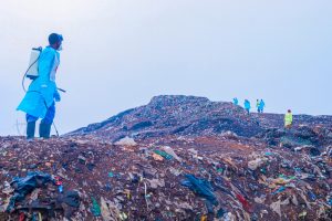 Pulverisation de cette montagne pour lutter contre le cholera
