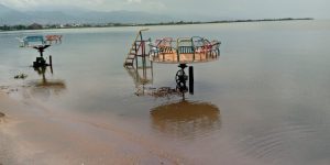 Une plage complètement submergée sur les rives du lac Tanganyika