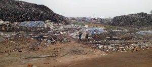 Deux enfants pieds nus au milieu des ordures à Buterere