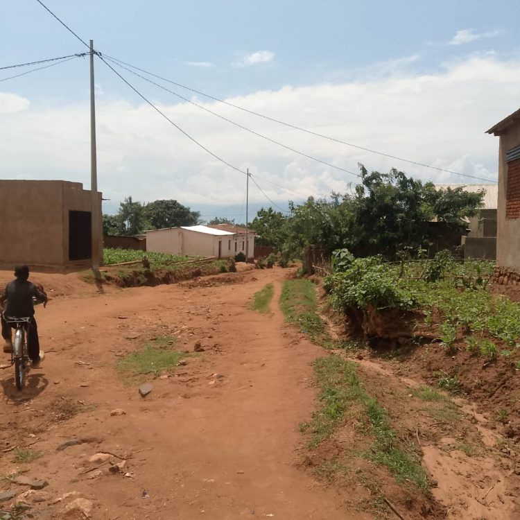 Des installations électriques abandonnées sans mise en service à Ramba