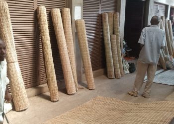 Entre cherté et pénurie, la vannerie burundaise en danger au marché de Ruziba