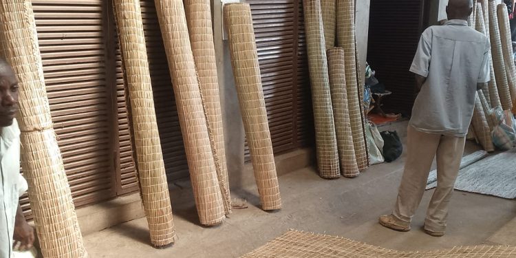 Entre cherté et pénurie, la vannerie burundaise en danger au marché de Ruziba