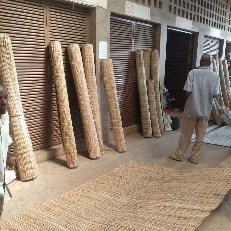 Entre cherté et pénurie, la vannerie burundaise en danger au marché de Ruziba