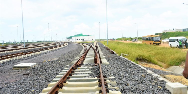 Chemin de fer électrique en Tanzanie : un projet régional à 2 milliards de dollars mis à l’épreuve par le climat