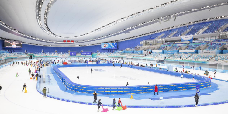 Dans la neige de Milan, sur la glace de Harbin : la Chine vit l’hiver intensément