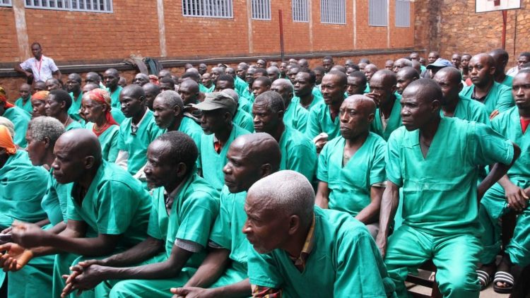 Vers une révision des dossiers pour désengorger les établissements pénitentiaires