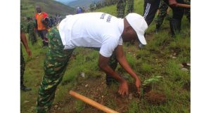 Plantation d'arbres dans le cadre du programmeEwe Burundi Urambaye