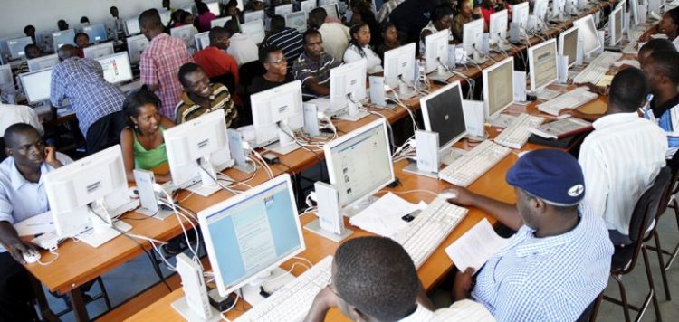 Burundi : des parents et des défenseurs des droits de l’enfant alarmés par l’usage abusif des technologies numériques