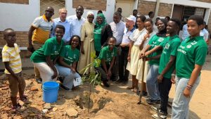 plantation d’un arbre dans le cadre du projet « Ubuntu Vert »