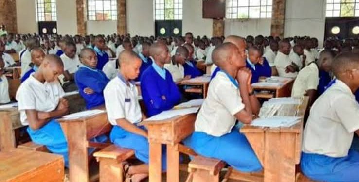 Abayobozi b’amashure baragabishwa ku mafaranga basaba abavyeyi mu gihe c’iyandikwa ry’abanyeshure