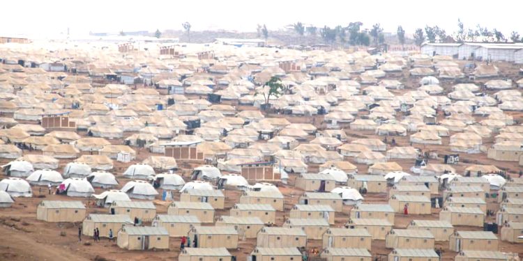 A Busuma et Musenyi, garder le téléphone allumé pour ne pas perdre le fil avec les siens